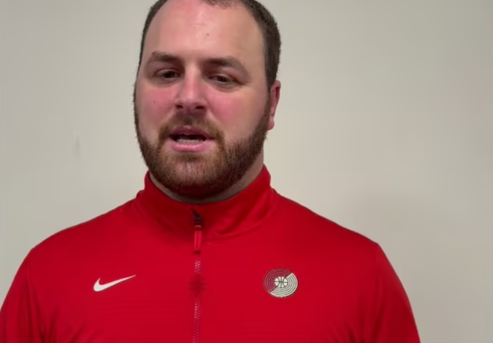 爱游戏正版-混音主教练：杨瀚森篮板比以前更好了 英语也比夏联时进步了很多