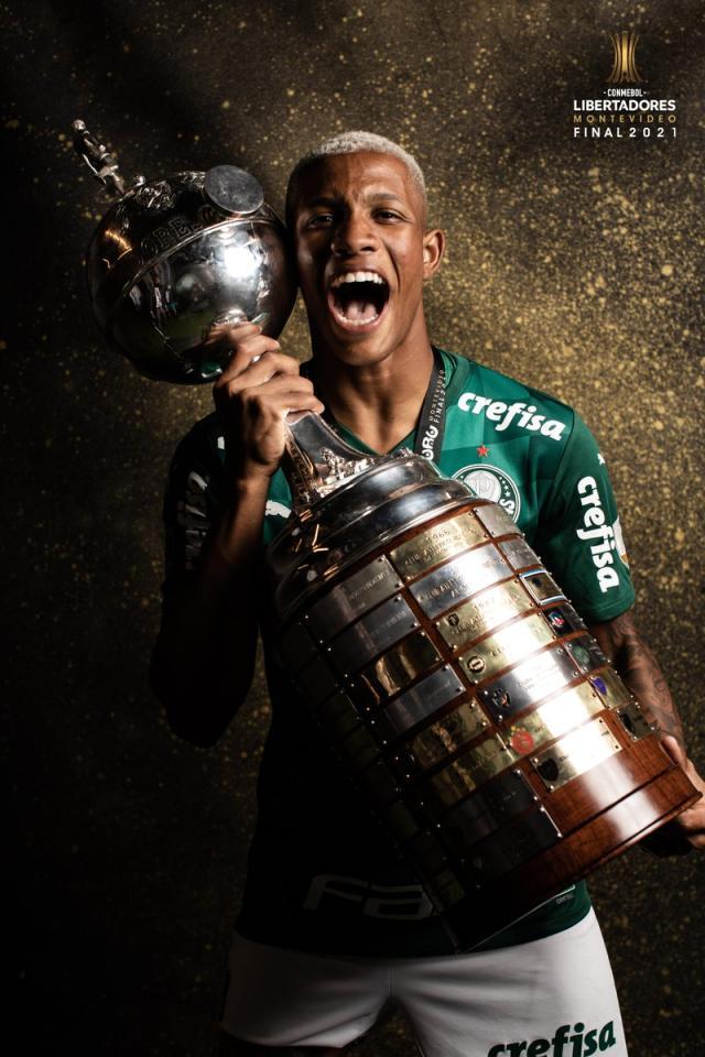 爱游戏在线-20岁后腰连拿两届解放者杯冠军 南美足联祝贺他！