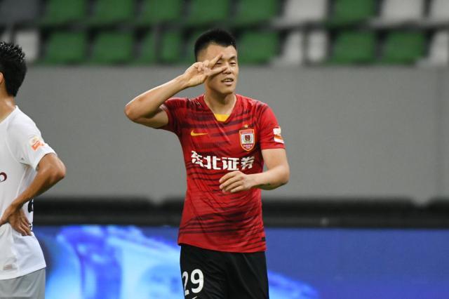 爱游戏正版-【中超综述】亚泰海港提前进争冠组 青岛平连败纪录
